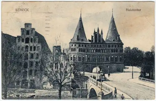 Ansichtskarte Lübeck Straßenpartie am Holstentor 1926