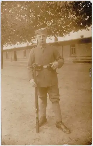 Soldat mit Gewehr vor Baracke Privatfoto Ansichtskarte Militaria 1917