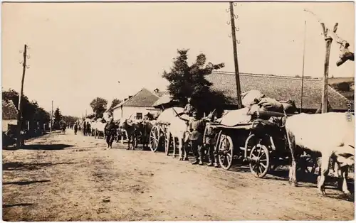 Rumänien România Soldatenkolonne im Dorf Privatfoto Ansichtskarte Militaria 1918