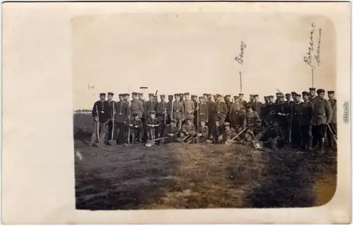 Soldaten vor dem bau  Schützengraben Privatfoto Ansichtskarte Militaria 1916