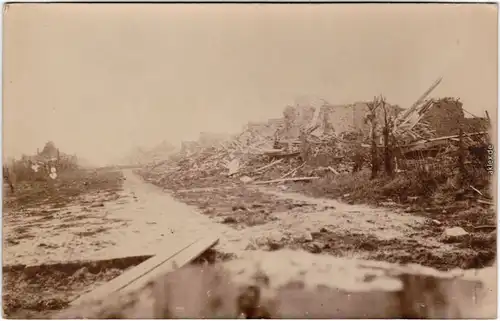 zerstörte Straße Privatfoto Ansichtskarte Militaria Frankreich  1917