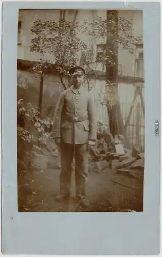 Soldat vor Haus Privatfoto Ansichtskarte Militaria Erster Weltkrieg 1916