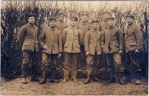 Soldaten Gruppenbild im Felde Privatfoto Ansichtskarte Militaria 1916