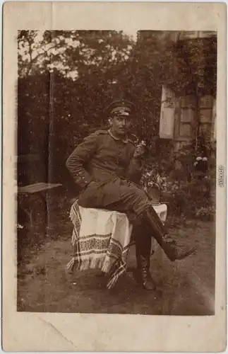 Soldat auf Tisch sitzend Militaria Privatfoto AK  Erster Weltkrieg 1917