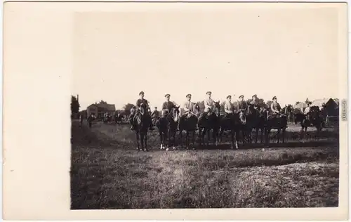 Soldaten auf Pferden vor dem Dorf Militaria Privatfoto Ansichtskarte 1917