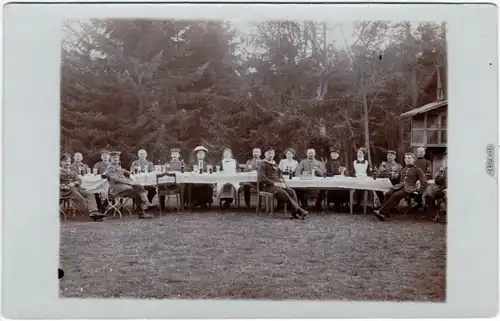 Soldaten mit Frauen am Kaffeetisch Militaria Privatfoto Ansichtskarte 1915