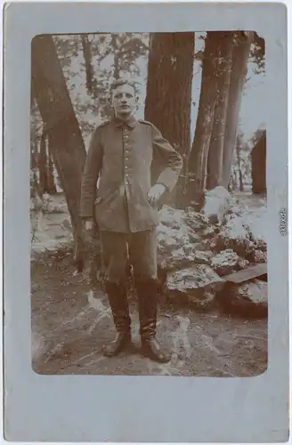 Soldat im Park Militaria Privatfoto Ansichtskarte Erster Weltkrieg  1917