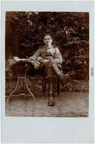 Soldat am Tisch Militaria Privatfoto Ansichtskarte WK1  Weltkrieg 1917