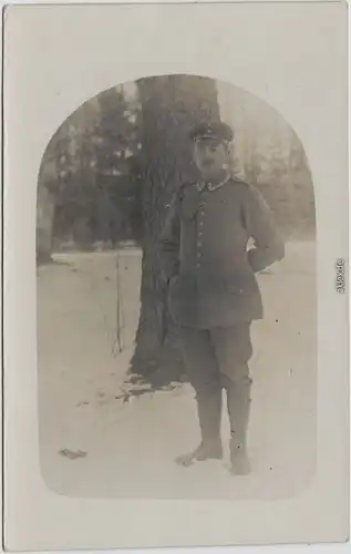 Soldat vor Baum Militaria Privatfoto Ansichtskarte 1918
