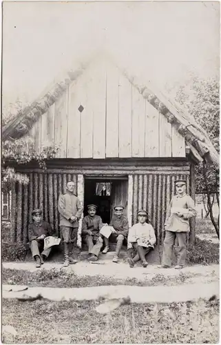 Soldaten vor Holzhütte in Rußland Militaria Privatfoto Ansichtskarte 1916