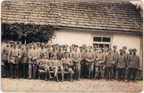 Soldatengruppe vor Haus Militaria Privatfoto Ansichtskarte 1916
