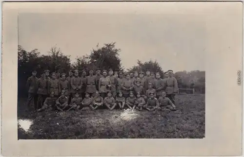 Soldatengruppe auf Wiese Militaria Privatfoto Ansichtskarte 1916