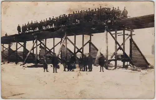 Soldaten auf Behelfsbrücke - Winter Militaria Privatfoto Ansichtskarte 1917