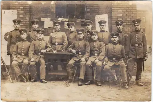 Soldaten am Tisch vor  Haus Privatfoto Ansichtskarte  Militaria WK1 1917