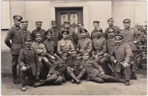 Gruppenbild vor Haus Privatfoto Ansichtskarte  Militaria WK1  1916