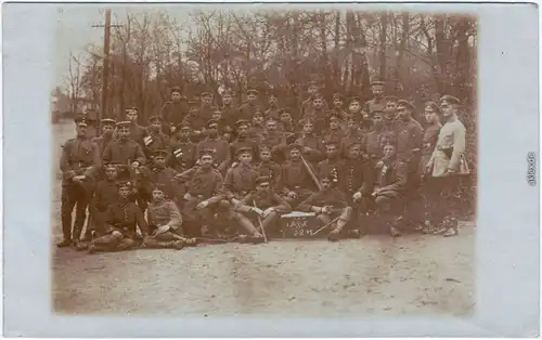 Soldatengrupenbild auf Straße Privatfoto Ansichtskarte  Militaria WK1 1917