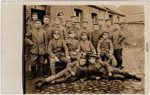 Soldaten vor Backsteinhaus Privatfoto Ansichtskarte  Militaria WK1 1917