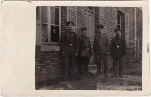 Soldaten vor Haus Privatfoto Ansichtskarte  Militaria WK1 1916