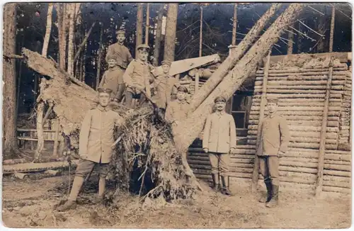 Soldaten vor Holzverschlag im Wald Privatfoto Ansichtskarte  Militaria WK1 1916