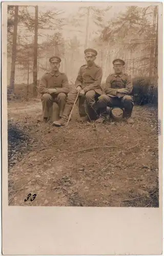 Soldaten sitzen im Wald  Privatfoto Ansichtskarte  Militaria WK1 1917