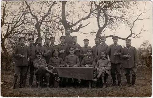 Soldaten an einem Tisch Privatfoto Ansichtskarte  Militaria WK1 1916