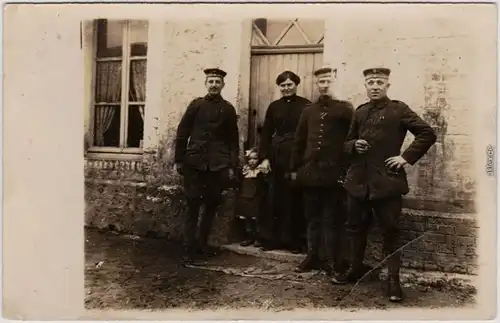 Soldaten vor Haus Privatfoto Ansichtskarte  Militaria WK1 1917 