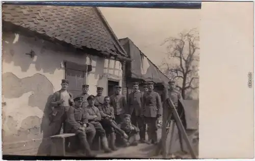 Soldaten vor Gehöft Privatfoto Ansichtskarte  Militaria WK1 1916