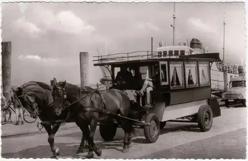 Foto Ansichtskarte Norderney Pferdeomnibus - am Hafen 1956