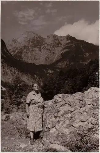 Bischofswiesen Frau beim Bergwandern Privatfoto AK b Berchtesgaden 1938
