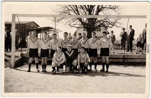 Gruppenbild Fußballmanschaft im Tor Privatfoto Ansichtskarte 1940