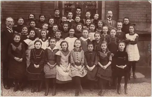 Dresden Drježdźany Katholische Schule  - Mädchen Privatfoto Ansichtskarte 1918