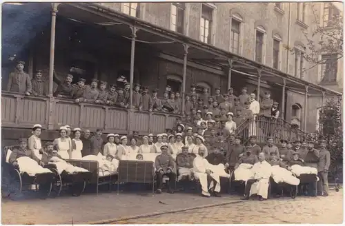 Soldaten in Rollstühlen und Betten vor Lazarett Dresden Privatfotokarte 1917