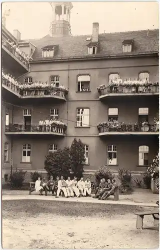 Soldaten im Lazarett - Militaria 1918 Privatfoto - Haus Balkone