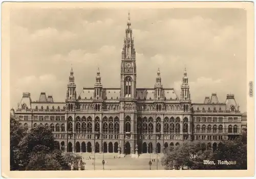 Wien Rathaus mit Hackenkreuzen im Fenster 1944
