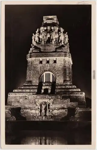 Foto Ansichtkarte Leipzig Völkerschlachtdenkmal in Festbeleuchtung 1956