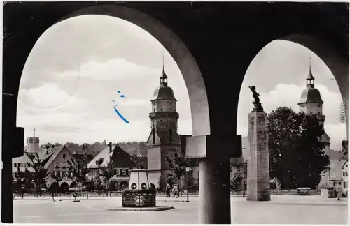 Freudenstadt Blick vom Stadthaus auf ev. Stadtkirche und Gedenksäule 1964
