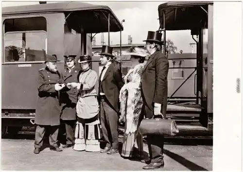 Radebeul  Fahrgäste in historischer Kleidung bei der Fahrkartenkontrolle