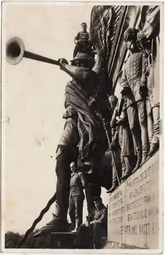 Rüdesheim (Rhein) National-Denkmal - Figuren mit Personen als Maßstab 1932 