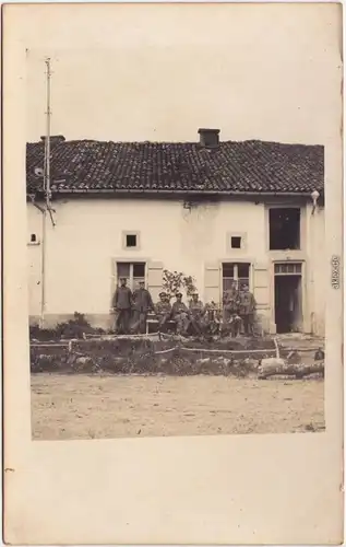  Soldaten vor Haus Privatfoto 1918 Privatfoto 