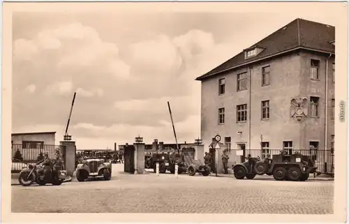 Foto Ansichtskarte Kamenz Kamjenc Oberlauistz  Soldaten vor der Kaserne 1935