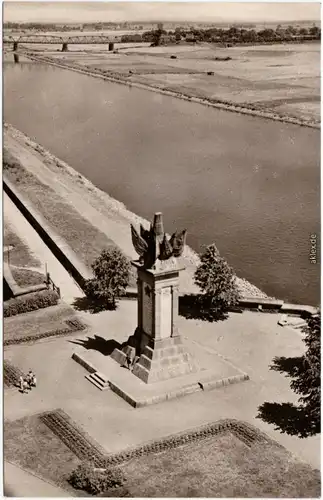 Foto Ansichtskarte Torgau Sowjetisches Denkmal an der Elbe 1960