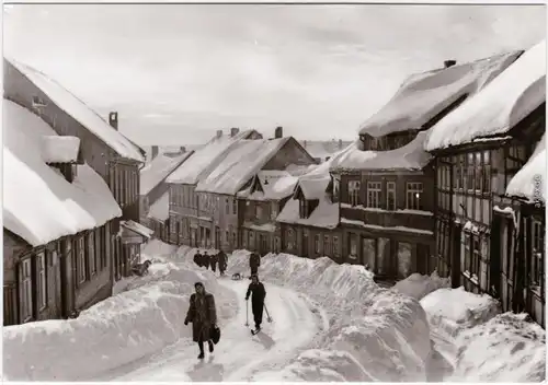 Benneckenstein Die Bahnhofstraße vor den zwei Löwen, Winter, Skifahrer 1982 