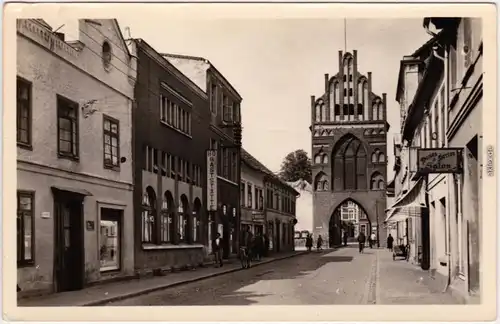 Foto Ansichtskarte Teterow Rostocker Tor, Straße, Frisör und HO 1956