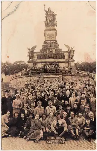 Privatfoto Ak Rüdesheim (Rhein) Reisegruppe vor dem Nationaldenkmal 1936