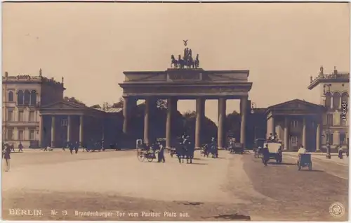 Mitte Berlin Brandenburger Tor vom Pariser Platz aus, belebt, Kutschen 1917