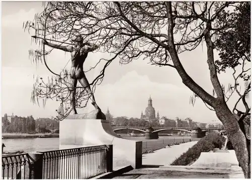 Innere Neustadt-Dresden, Blick v. Neustädter Elbufer Bogenschützen 1945/1979