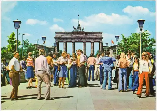 Ansichtkarte  Mitte Berlin Brandenburger Tor, belebt 1977