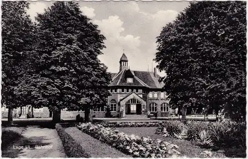 Ansichtskarte Lage (Lippe) Bahnhofsgebäude mit Gartenanlage 1968