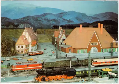  Dampflokmodell und E-Lokmodell am Bahnhof 1987