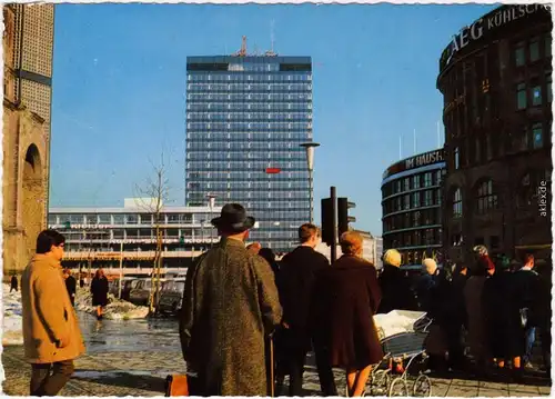 Charlottenburg Berlin Europa-Center, winterlich Szene - Menschenschlange 1978